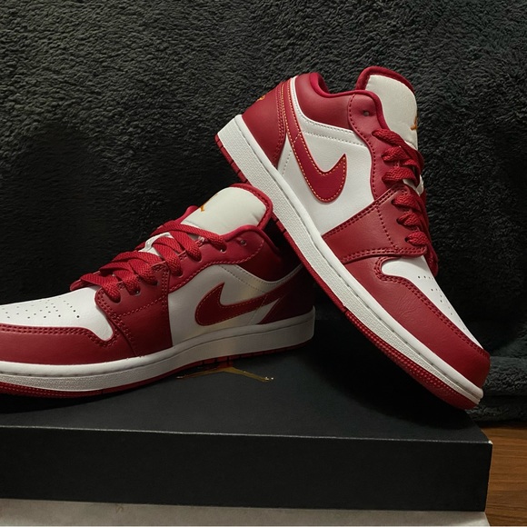 NIKE Air Jordan 1 Retro Low Basketball Shoes Mens Size 8 Cardinal Red White - Picture 5 of 5